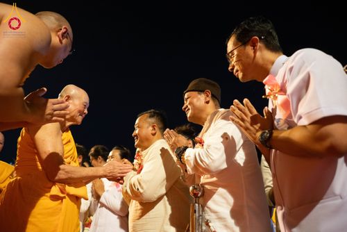 ภาพ No.207947:พิธีเวียนประทักษิณและจุดมาฆประทีป ในวันมาฆบูชา วันพุธที่ 12 กุมภาพันธ์ พ.ศ. 2568 ณ พระมหาธรรมกายเจดีย์ วัดพระธรรมกาย