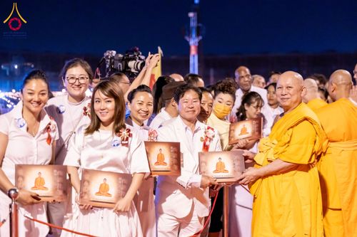 ภาพ No.207950:พิธีเวียนประทักษิณและจุดมาฆประทีป ในวันมาฆบูชา วันพุธที่ 12 กุมภาพันธ์ พ.ศ. 2568 ณ พระมหาธรรมกายเจดีย์ วัดพระธรรมกาย