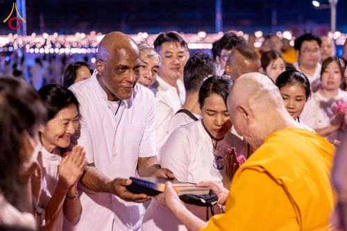 ภาพ No.207951:พิธีเวียนประทักษิณและจุดมาฆประทีป ในวันมาฆบูชา วันพุธที่ 12 กุมภาพันธ์ พ.ศ. 2568 ณ พระมหาธรรมกายเจดีย์ วัดพระธรรมกาย