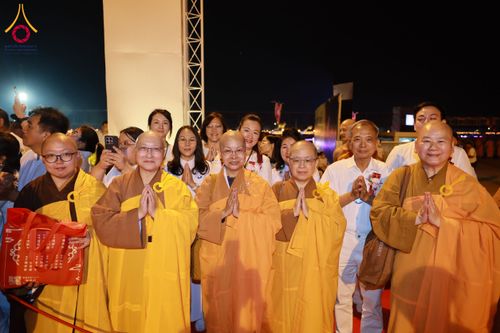 ภาพ No.207956:พิธีเวียนประทักษิณและจุดมาฆประทีป ในวันมาฆบูชา วันพุธที่ 12 กุมภาพันธ์ พ.ศ. 2568 ณ พระมหาธรรมกายเจดีย์ วัดพระธรรมกาย