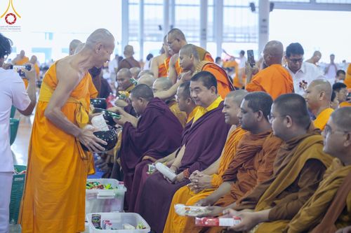 ภาพ No.208382:พิธีตักบาตร และปฏิบัติธรรมช่วงสาย ในวันมาฆบูชา วันพุธที่ 12 กุมภาพันธ์ พ.ศ. 2568 ณ วัดพระธรรมกาย จังหวัดปทุมธานี