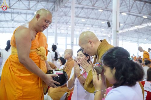 ภาพ No.208383:พิธีตักบาตร และปฏิบัติธรรมช่วงสาย ในวันมาฆบูชา วันพุธที่ 12 กุมภาพันธ์ พ.ศ. 2568 ณ วัดพระธรรมกาย จังหวัดปทุมธานี