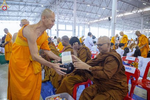 ภาพ No.208384:พิธีตักบาตร และปฏิบัติธรรมช่วงสาย ในวันมาฆบูชา วันพุธที่ 12 กุมภาพันธ์ พ.ศ. 2568 ณ วัดพระธรรมกาย จังหวัดปทุมธานี