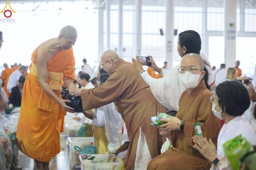 ภาพ No.208385:พิธีตักบาตร และปฏิบัติธรรมช่วงสาย ในวันมาฆบูชา วันพุธที่ 12 กุมภาพันธ์ พ.ศ. 2568 ณ วัดพระธรรมกาย จังหวัดปทุมธานี
