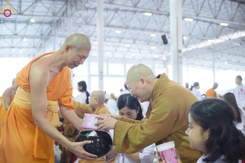 ภาพ No.208386:พิธีตักบาตร และปฏิบัติธรรมช่วงสาย ในวันมาฆบูชา วันพุธที่ 12 กุมภาพันธ์ พ.ศ. 2568 ณ วัดพระธรรมกาย จังหวัดปทุมธานี