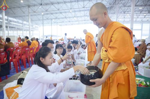 ภาพ No.208387:พิธีตักบาตร และปฏิบัติธรรมช่วงสาย ในวันมาฆบูชา วันพุธที่ 12 กุมภาพันธ์ พ.ศ. 2568 ณ วัดพระธรรมกาย จังหวัดปทุมธานี