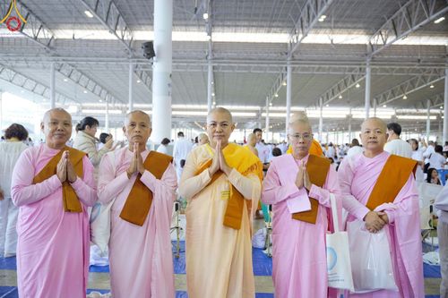 ภาพ No.208398:พิธีตักบาตร และปฏิบัติธรรมช่วงสาย ในวันมาฆบูชา วันพุธที่ 12 กุมภาพันธ์ พ.ศ. 2568 ณ วัดพระธรรมกาย จังหวัดปทุมธานี
