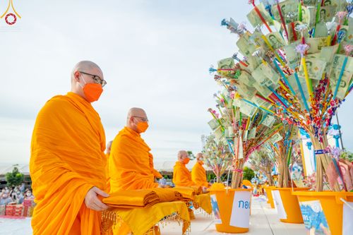 ภาพ No.49629:ประมวลภาพพิธีตักบาตรพระสงฆ์ 1,091 รูป เนื่องในวันแม่แห่งชาติ ณ ตลาดจัมโบ้ ชุดที่ 2