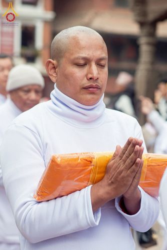 ภาพ No.210109:วันที่ 28 กุมภาพันธ์ พ.ศ.2568 พิธีเปิดโครงการบวชสามเณร พิธีถวายไทยธรรม พิธีขอขมามอบผ้าไตร  ณ เมืองปาตัน ประเทศเนปาล