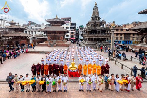 ภาพ No.210114:วันที่ 28 กุมภาพันธ์ พ.ศ.2568 พิธีเปิดโครงการบวชสามเณร พิธีถวายไทยธรรม พิธีขอขมามอบผ้าไตร  ณ เมืองปาตัน ประเทศเนปาล