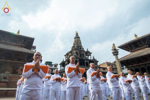 ภาพ No.210116:วันที่ 28 กุมภาพันธ์ พ.ศ.2568 พิธีเปิดโครงการบวชสามเณร พิธีถวายไทยธรรม พิธีขอขมามอบผ้าไตร  ณ เมืองปาตัน ประเทศเนปาล