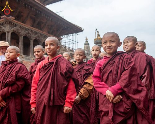 ภาพ No.210121:วันที่ 28 กุมภาพันธ์ พ.ศ.2568 พิธีเปิดโครงการบวชสามเณร พิธีถวายไทยธรรม พิธีขอขมามอบผ้าไตร  ณ เมืองปาตัน ประเทศเนปาล