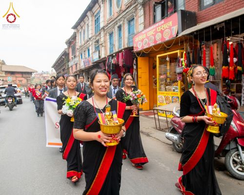 ภาพ No.210127:วันที่ 28 กุมภาพันธ์ พ.ศ.2568 พิธีเปิดโครงการบวชสามเณร พิธีถวายไทยธรรม พิธีขอขมามอบผ้าไตร  ณ เมืองปาตัน ประเทศเนปาล