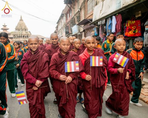 ภาพ No.210129:วันที่ 28 กุมภาพันธ์ พ.ศ.2568 พิธีเปิดโครงการบวชสามเณร พิธีถวายไทยธรรม พิธีขอขมามอบผ้าไตร  ณ เมืองปาตัน ประเทศเนปาล