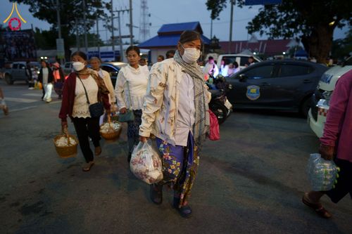 ภาพ No.211728:วันอาทิตย์ที่ 9 มีนาคม พ.ศ. 2568 พ่อเมืองโคราชจัดตักบาตรพระหมื่น ทำบุญเมือง 557 ปี