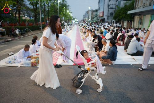 ภาพ No.211730:วันอาทิตย์ที่ 9 มีนาคม พ.ศ. 2568 พ่อเมืองโคราชจัดตักบาตรพระหมื่น ทำบุญเมือง 557 ปี