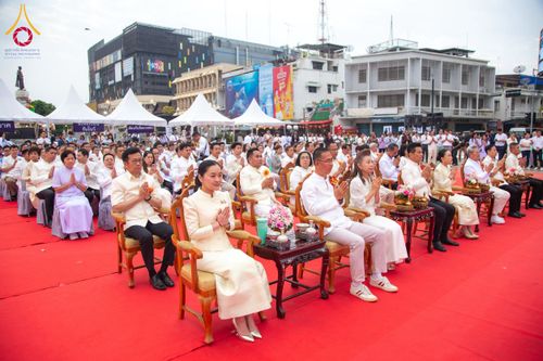 ภาพ No.211764:วันอาทิตย์ที่ 9 มีนาคม พ.ศ. 2568 พ่อเมืองโคราชจัดตักบาตรพระหมื่น ทำบุญเมือง 557 ปี