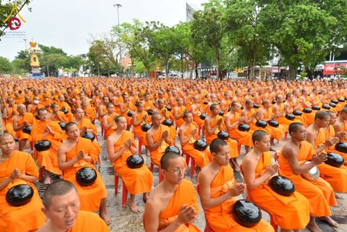 ภาพ No.211774:วันอาทิตย์ที่ 9 มีนาคม พ.ศ. 2568 พ่อเมืองโคราชจัดตักบาตรพระหมื่น ทำบุญเมือง 557 ปี