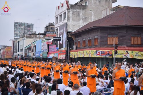 ภาพ No.211782:วันอาทิตย์ที่ 9 มีนาคม พ.ศ. 2568 พ่อเมืองโคราชจัดตักบาตรพระหมื่น ทำบุญเมือง 557 ปี