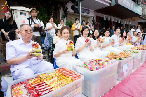 ภาพ No.211786:วันอาทิตย์ที่ 9 มีนาคม พ.ศ. 2568 พ่อเมืองโคราชจัดตักบาตรพระหมื่น ทำบุญเมือง 557 ปี