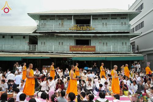 ภาพ No.211797:วันอาทิตย์ที่ 9 มีนาคม พ.ศ. 2568 พ่อเมืองโคราชจัดตักบาตรพระหมื่น ทำบุญเมือง 557 ปี