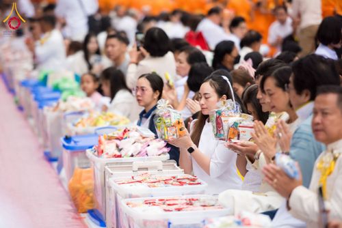 ภาพ No.211803:วันอาทิตย์ที่ 9 มีนาคม พ.ศ. 2568 พ่อเมืองโคราชจัดตักบาตรพระหมื่น ทำบุญเมือง 557 ปี