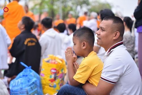 ภาพ No.211802:วันอาทิตย์ที่ 9 มีนาคม พ.ศ. 2568 พ่อเมืองโคราชจัดตักบาตรพระหมื่น ทำบุญเมือง 557 ปี