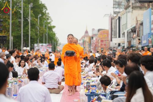 ภาพ No.211807:วันอาทิตย์ที่ 9 มีนาคม พ.ศ. 2568 พ่อเมืองโคราชจัดตักบาตรพระหมื่น ทำบุญเมือง 557 ปี