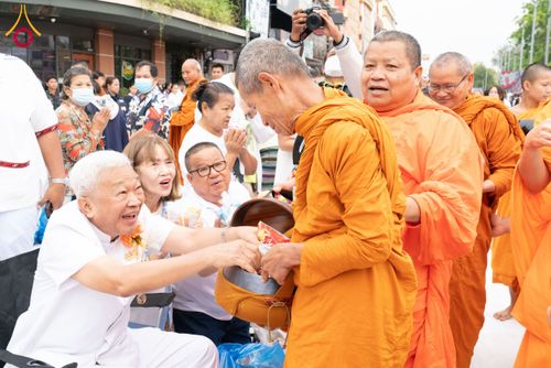 ภาพ No.211810:วันอาทิตย์ที่ 9 มีนาคม พ.ศ. 2568 พ่อเมืองโคราชจัดตักบาตรพระหมื่น ทำบุญเมือง 557 ปี