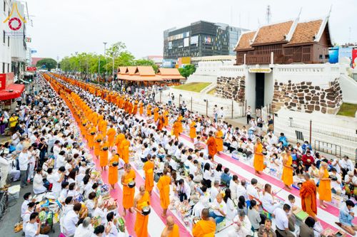 ภาพ No.211811:วันอาทิตย์ที่ 9 มีนาคม พ.ศ. 2568 พ่อเมืองโคราชจัดตักบาตรพระหมื่น ทำบุญเมือง 557 ปี