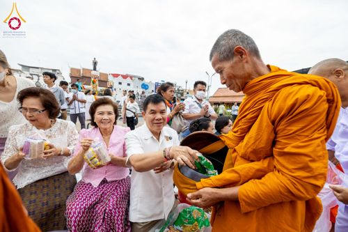 ภาพ No.211815:วันอาทิตย์ที่ 9 มีนาคม พ.ศ. 2568 พ่อเมืองโคราชจัดตักบาตรพระหมื่น ทำบุญเมือง 557 ปี