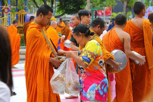 ภาพ No.211817:วันอาทิตย์ที่ 9 มีนาคม พ.ศ. 2568 พ่อเมืองโคราชจัดตักบาตรพระหมื่น ทำบุญเมือง 557 ปี