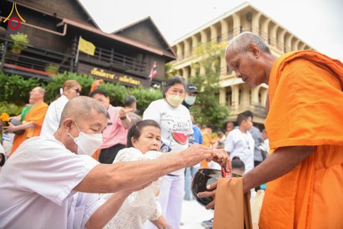ภาพ No.211818:วันอาทิตย์ที่ 9 มีนาคม พ.ศ. 2568 พ่อเมืองโคราชจัดตักบาตรพระหมื่น ทำบุญเมือง 557 ปี