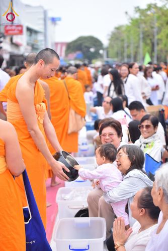 ภาพ No.211819:วันอาทิตย์ที่ 9 มีนาคม พ.ศ. 2568 พ่อเมืองโคราชจัดตักบาตรพระหมื่น ทำบุญเมือง 557 ปี