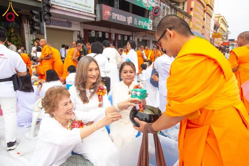 ภาพ No.211820:วันอาทิตย์ที่ 9 มีนาคม พ.ศ. 2568 พ่อเมืองโคราชจัดตักบาตรพระหมื่น ทำบุญเมือง 557 ปี
