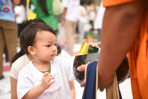 ภาพ No.211821:วันอาทิตย์ที่ 9 มีนาคม พ.ศ. 2568 พ่อเมืองโคราชจัดตักบาตรพระหมื่น ทำบุญเมือง 557 ปี