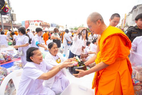 ภาพ No.211823:วันอาทิตย์ที่ 9 มีนาคม พ.ศ. 2568 พ่อเมืองโคราชจัดตักบาตรพระหมื่น ทำบุญเมือง 557 ปี