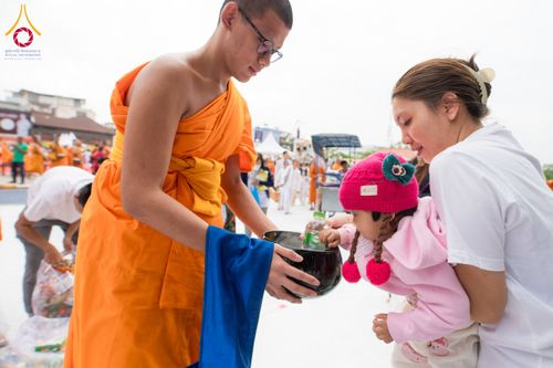 ภาพ No.211824:วันอาทิตย์ที่ 9 มีนาคม พ.ศ. 2568 พ่อเมืองโคราชจัดตักบาตรพระหมื่น ทำบุญเมือง 557 ปี