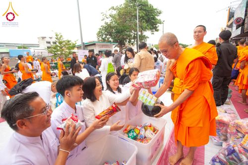 ภาพ No.211828:วันอาทิตย์ที่ 9 มีนาคม พ.ศ. 2568 พ่อเมืองโคราชจัดตักบาตรพระหมื่น ทำบุญเมือง 557 ปี