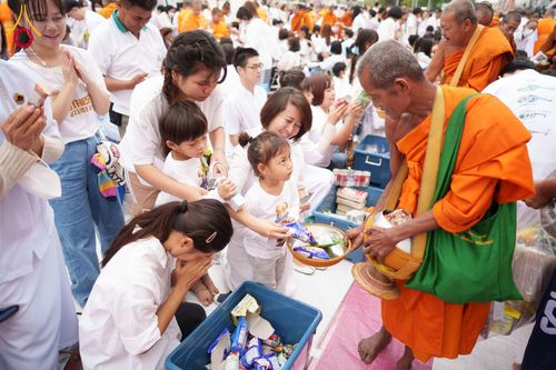 ภาพ No.211830:วันอาทิตย์ที่ 9 มีนาคม พ.ศ. 2568 พ่อเมืองโคราชจัดตักบาตรพระหมื่น ทำบุญเมือง 557 ปี