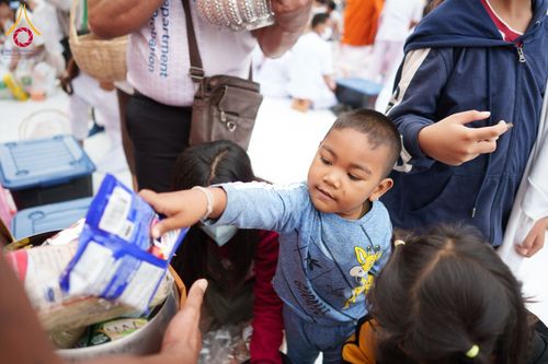 ภาพ No.211832:วันอาทิตย์ที่ 9 มีนาคม พ.ศ. 2568 พ่อเมืองโคราชจัดตักบาตรพระหมื่น ทำบุญเมือง 557 ปี