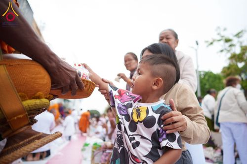 ภาพ No.211833:วันอาทิตย์ที่ 9 มีนาคม พ.ศ. 2568 พ่อเมืองโคราชจัดตักบาตรพระหมื่น ทำบุญเมือง 557 ปี