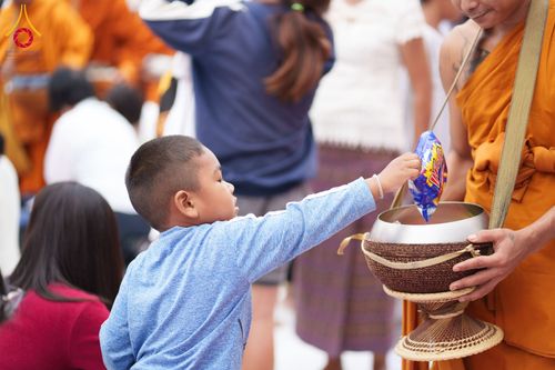 ภาพ No.211834:วันอาทิตย์ที่ 9 มีนาคม พ.ศ. 2568 พ่อเมืองโคราชจัดตักบาตรพระหมื่น ทำบุญเมือง 557 ปี