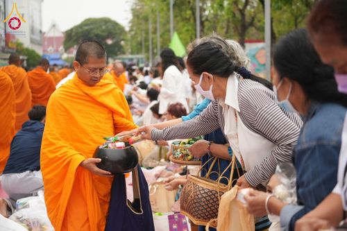 ภาพ No.211835:วันอาทิตย์ที่ 9 มีนาคม พ.ศ. 2568 พ่อเมืองโคราชจัดตักบาตรพระหมื่น ทำบุญเมือง 557 ปี