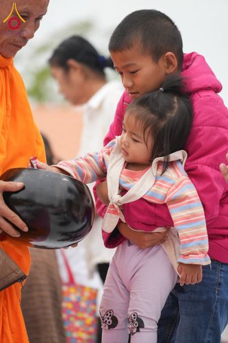 ภาพ No.211838:วันอาทิตย์ที่ 9 มีนาคม พ.ศ. 2568 พ่อเมืองโคราชจัดตักบาตรพระหมื่น ทำบุญเมือง 557 ปี