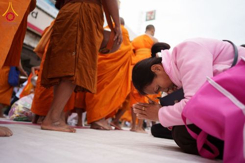 ภาพ No.211837:วันอาทิตย์ที่ 9 มีนาคม พ.ศ. 2568 พ่อเมืองโคราชจัดตักบาตรพระหมื่น ทำบุญเมือง 557 ปี