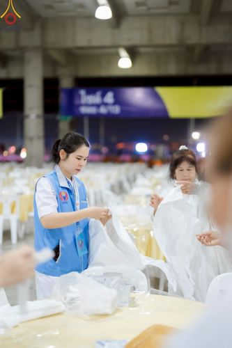 ภาพ No.219829:บรรยากาศการเดินทางเข้าวัดพระธรรมกาย , การต้อนรับปฏิสันถาร , การฉันภัตตาหารเช้า , การลงทะเบียนพระสังฆาธิการ  เนื่องในวันคุ้มครองโลก พิธีถวายมหาสังฆทานคณะสงฆ์ 40,000 กว่าวัดทั่วประเทศ ณ วัดพระธรรมกาย