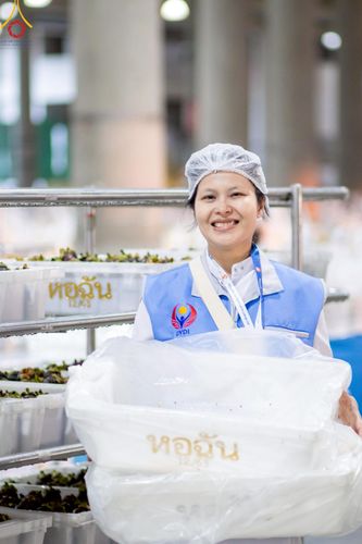 ภาพ No.219833:บรรยากาศการเดินทางเข้าวัดพระธรรมกาย , การต้อนรับปฏิสันถาร , การฉันภัตตาหารเช้า , การลงทะเบียนพระสังฆาธิการ  เนื่องในวันคุ้มครองโลก พิธีถวายมหาสังฆทานคณะสงฆ์ 40,000 กว่าวัดทั่วประเทศ ณ วัดพระธรรมกาย