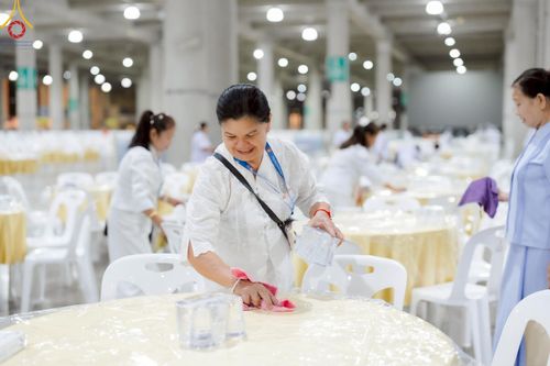 ภาพ No.219839:บรรยากาศการเดินทางเข้าวัดพระธรรมกาย , การต้อนรับปฏิสันถาร , การฉันภัตตาหารเช้า , การลงทะเบียนพระสังฆาธิการ  เนื่องในวันคุ้มครองโลก พิธีถวายมหาสังฆทานคณะสงฆ์ 40,000 กว่าวัดทั่วประเทศ ณ วัดพระธรรมกาย