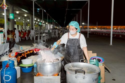 ภาพ No.219841:บรรยากาศการเดินทางเข้าวัดพระธรรมกาย , การต้อนรับปฏิสันถาร , การฉันภัตตาหารเช้า , การลงทะเบียนพระสังฆาธิการ  เนื่องในวันคุ้มครองโลก พิธีถวายมหาสังฆทานคณะสงฆ์ 40,000 กว่าวัดทั่วประเทศ ณ วัดพระธรรมกาย